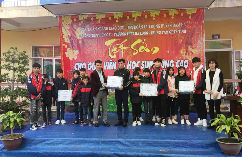 Trường THPT Hòn Gai trao tặng quà cho học sinh nghèo xã Quảng Lâm, huyện Đầm Hà trong chương trình tình nguyện 