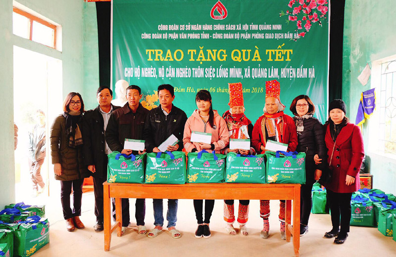 Công đoàn NHCSXH chi nhánh Quảng Ninh trao tặng 59 suất quà Tết cho các hộ nghèo, hộ cận nghèo thôn Siệc Lống Mình (xã Quảng Lâm, huyện Đầm Hà).