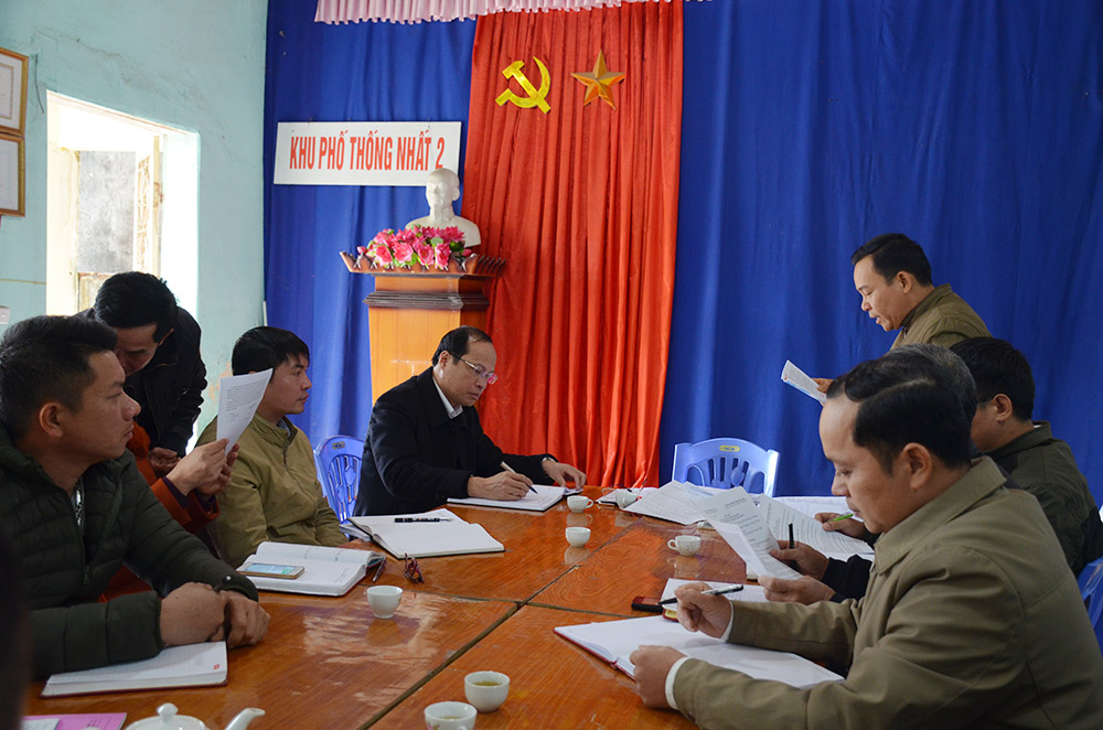 Đồng chí Vũ Đức Hưởng, Phó Bí thư Thường trực Thị ủy Quảng Yên dự sinh hoạt với Chi bộ Khu Thống Nhất II, phường Tân An