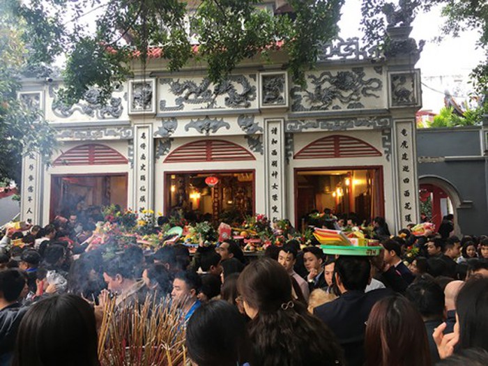 Những ngày cuối năm này, phủ Tây Hồ nhộn nhịp đón nhiều gia đình và du khách về lễ tạ, cầu phúc. Ảnh: Dân Việt