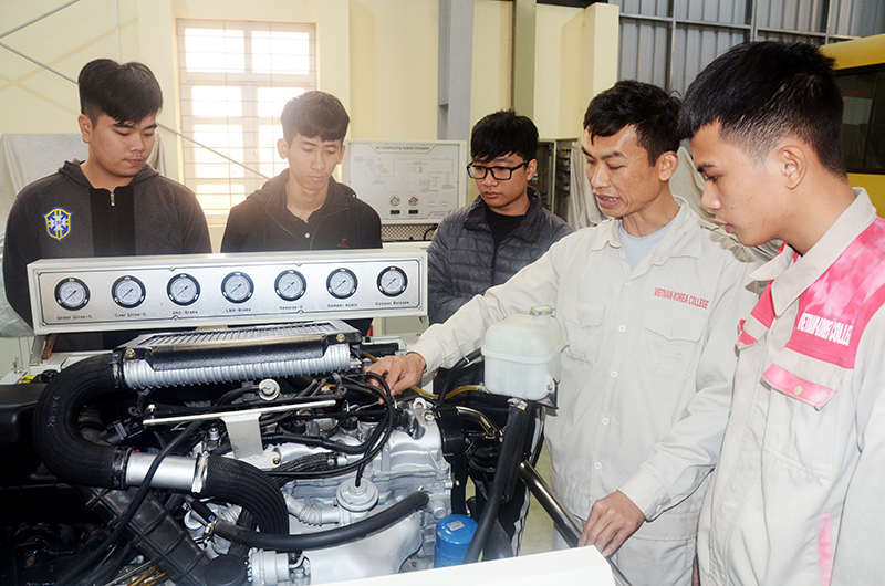 Sinh viên  trường Cao đẳng Việt Hàn trong giờ học thực hành nghề công nghệ ô tô