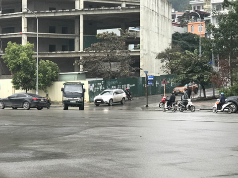 Nhiều phương tiện rẽ từ phố Hàng Than xuống đường Lê Thánh Tông đã tạo ra xung đột giao thông tại nút giao thông này 