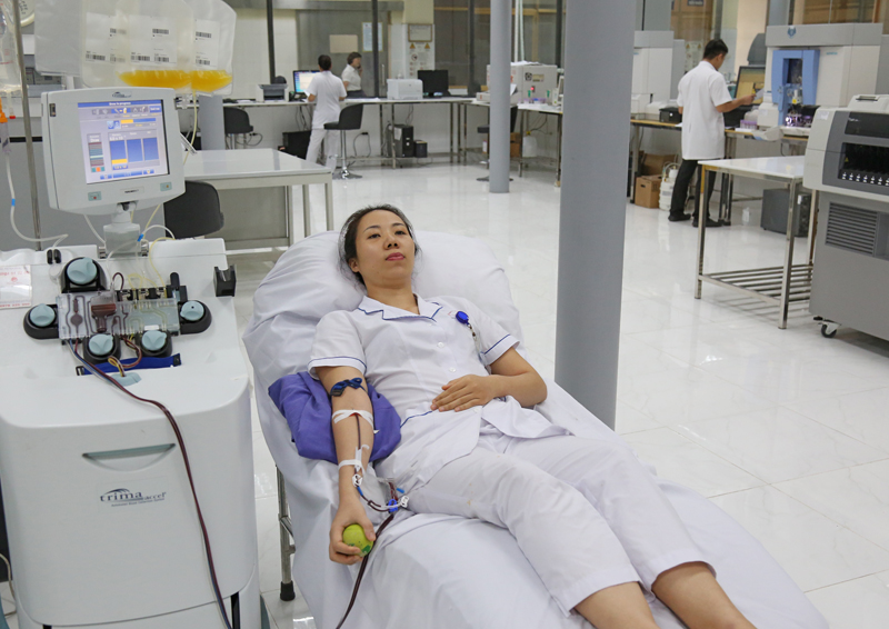Điều dưỡng Nguyễn Thị Hoài Trang hiến máu tình nguyện tại Bệnh viện. Ảnh: Hà Trang (BV ĐK tỉnh).