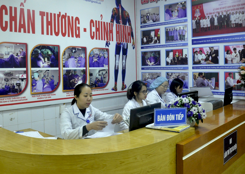 Điều dưỡng Nguyễn Thị Hoài Trang (ngoài cùng bên trái) làm thủ tục tại quầy đón tiếp bệnh nhân của Khoa Chấn thương- Chỉnh hình, BVĐK tỉnh. Ảnh: Thu Nguyệt .