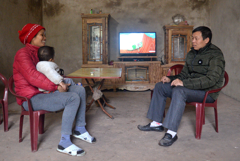 Cán bộ xã Thanh Sơn đến thăm gia đình chị Chiếng Thị Năm, một trong những hộ dân tự nguyện xin thoát nghèo.