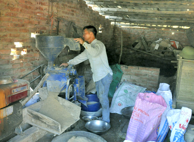Người dân xã Quảng An (Đầm Hà) đầu tư máy xát gạo để phát triển kinh tế gia đình. Ảnh: Thu Nguyệt.