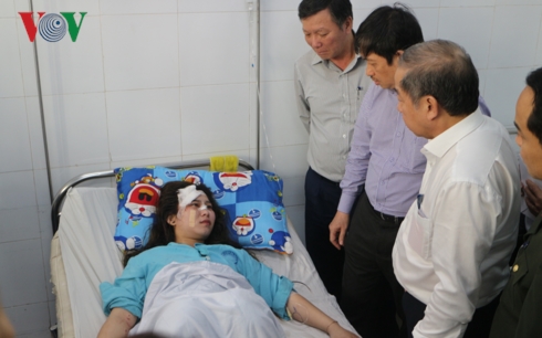 Ông Đặng Việt Dũng, Phó Chủ tịch UBND thành phố Đà Nẵng (áo tím) thăm các nạn nhân điều trị tại Bệnh viện Đà Nẵng.