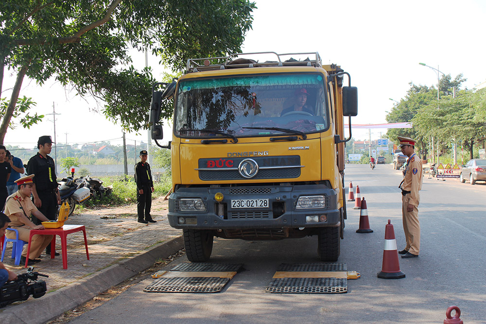 Lực lượng CSGT TX Quảng Yên kiểm tra trọng tải xe cơ giới chở vật liệu