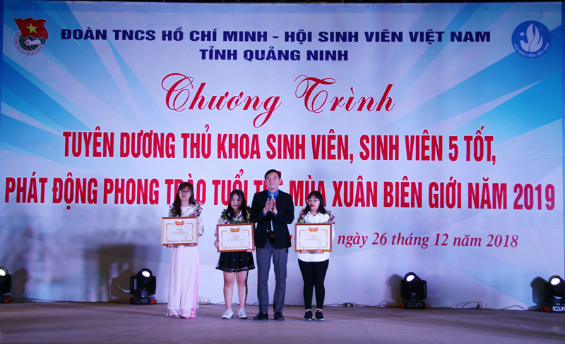 Đồng chí Lê Hùng Sơn, Bí thư Tỉnh Đoàn trao bằng khen của Tỉnh Đoàn tuyên dương 3 thủ khoa đầu vào và đầu ra của Trường Đại học Hạ Long và Trường Đại học Công nghiệp Quảng Ninh.