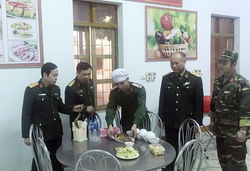 Cấp ủy, chỉ huy Ban CHQS TP Uông Bí thường xuyên kiểm tra, đánh giá chất lượng bữa ăn cả cán bộ, chiến sĩ nhằm nâng cao chất lượng 