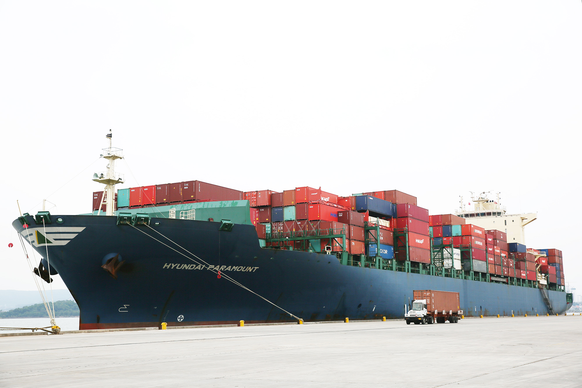 tàu Huynhdai vào làm hàng tại cảng Cái Lân ngày 1/1/2019 (ảnh: Đỗ Phương)