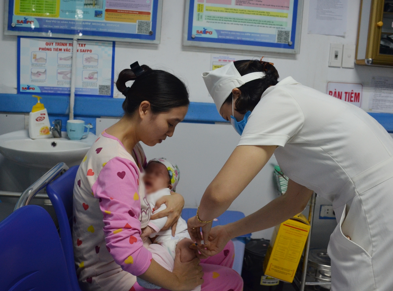 Trẻ được tiêm vắc xin tại phòng Safpo, Trung tâm Kiểm soát bệnh tật tỉnh.