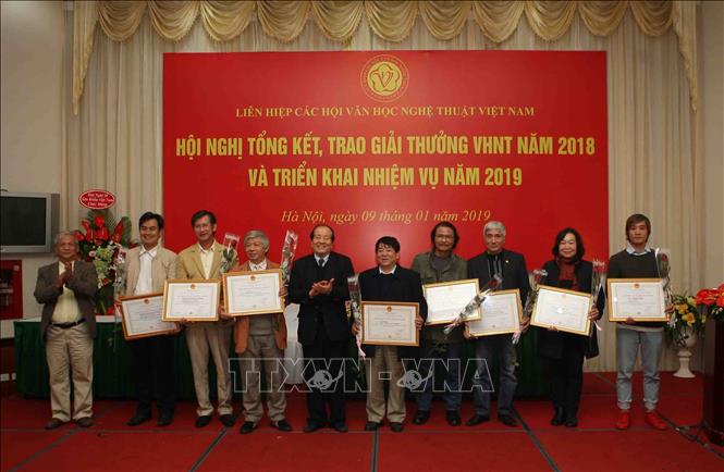 Trao giải cho các tác giả là hội viên các hội VHNT chuyên ngành Trung ương có tác phẩm đạt giải thưởng Văn học Nghệ thuật Việt Nam 2018. Ảnh: Thanh Tùng/TTXVN