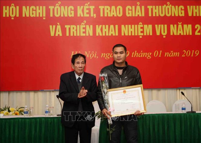 Trao giải thưởng Văn học Nghệ thuật Việt Nam 2018 ở hạng mục dành cho tác giả trẻ. Ảnh: Thanh Tùng/TTXVN
