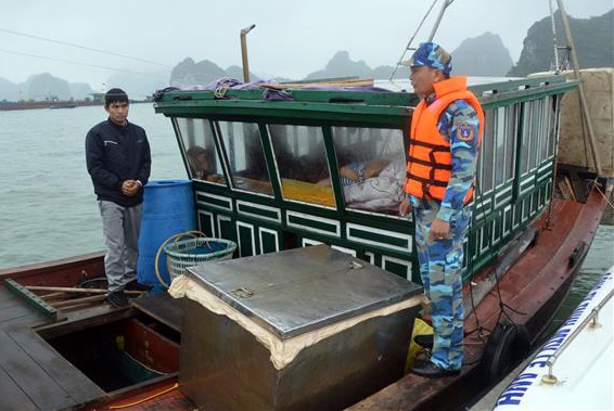 Lực lượng chức năng tạm giữ phương tiện và số cá giống trên(Ảnh: Thái Sơn- Vùng Cảnh sát biển 1).