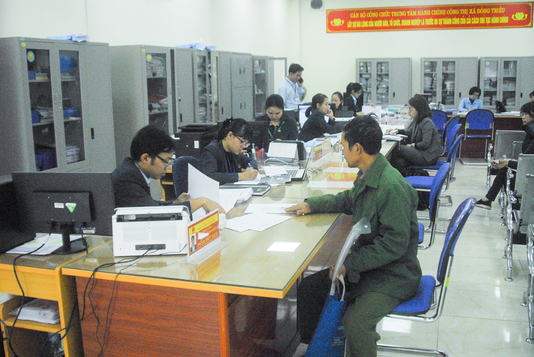 Cán bộ Trung tâm Hành chính công TX Đông Triều hướng dẫn người dân giải quyết TTHC.