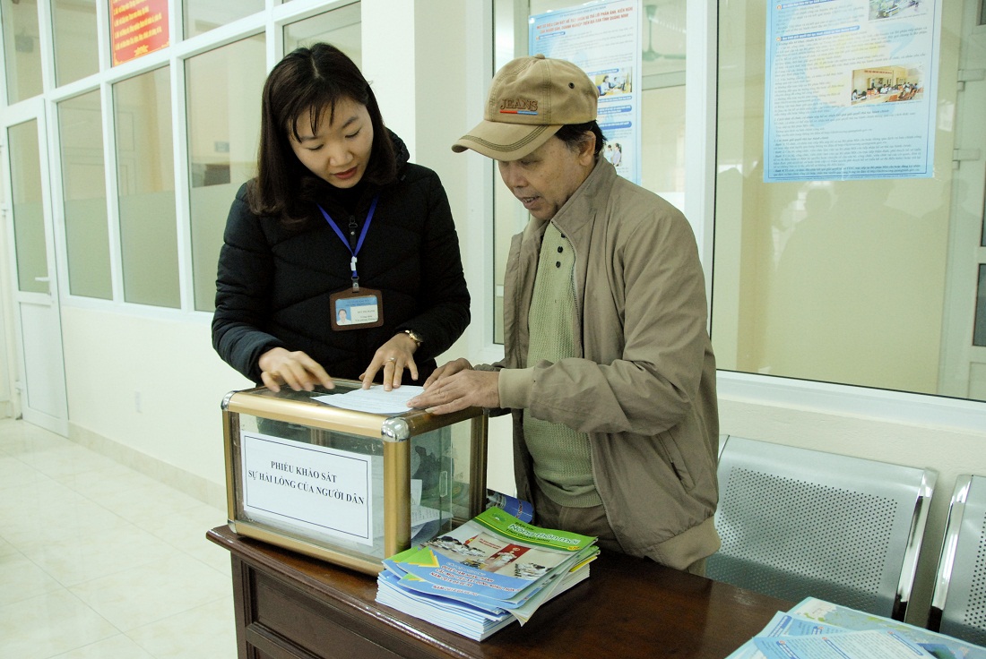 Người dân xã Phong Cốc (TX Quảng Yên) được hướng dẫn làm phiếu tín nhiệm sau khi làm việc tại Bộ phận tiếp nhận và trả kết quả hiện đại của phường.