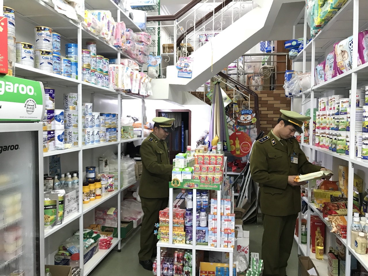 Lực lượng QLTT tỉnh kiểm tra hàng hóa Tết tại cửa hàng Hằng Mai, phố Long Tiên, TP Hạ Long.
