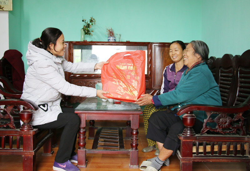 Cán bộ xã Hiệp Hòa đến thăm hỏi, động viên gia đình bà Bùi Thị Hợi