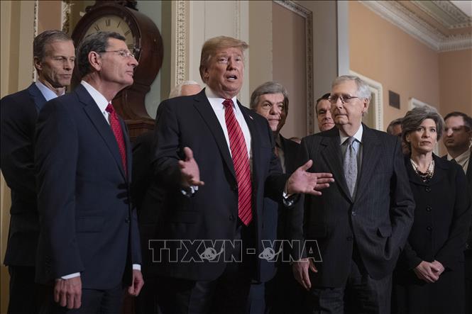 Tổng thống Mỹ Donald Trump (thứ 2, trái, phía trước) trong cuộc gặp các nghị sĩ Quốc hội ở Washington DC., ngày 9/1/2019. Ảnh: AFP/TTXVN
