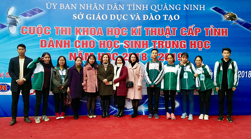 Cô giáo Nguyễn Thu Phương (thứ 5 trái sang) tại Cuộc thi Khoa học kỹ thuật cấp tỉnh dành cho học sinh THPT năm học 2018-2019.