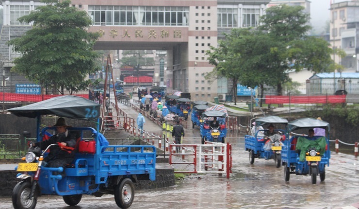 Xe điện đã được thay thế xe kéo tay tại cửa khẩu Bắc Phong Sinh (Ảnh: Phượng Hà-Cục Hải quan Quảng Ninh). 