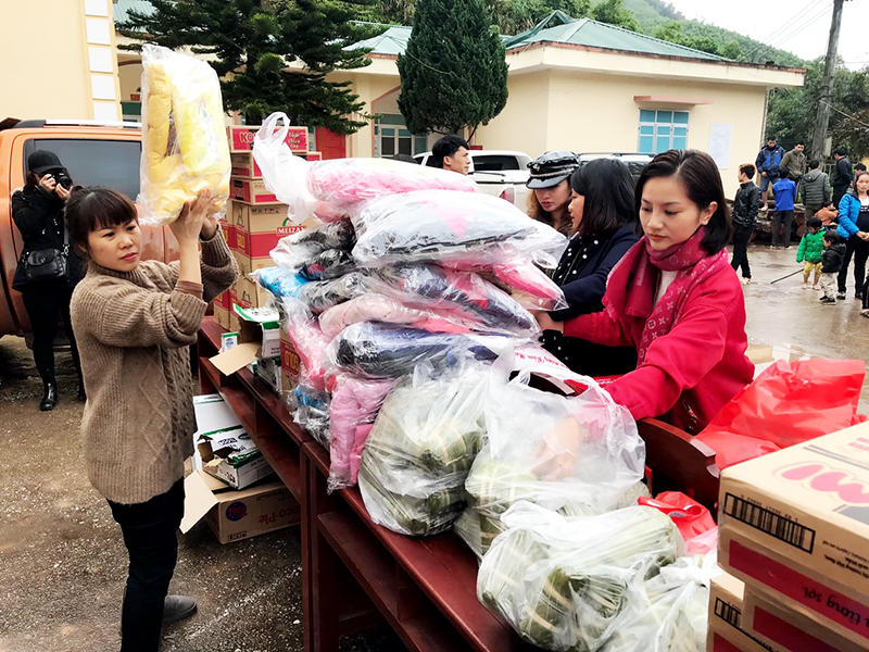 CLB Dù lượn Đông Bắc phối hợp với Công ty Vật tư mỏ - TKV mang 49 suất quà Tết tặng học sinh và người nghèo xã Kỳ Thượng, huyện Hoành Bồ.