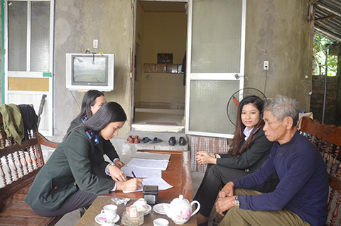 Cán bộ Chi cục THADS huyện Hoành Bồ vận động người dân tự nguyện thi hành án.