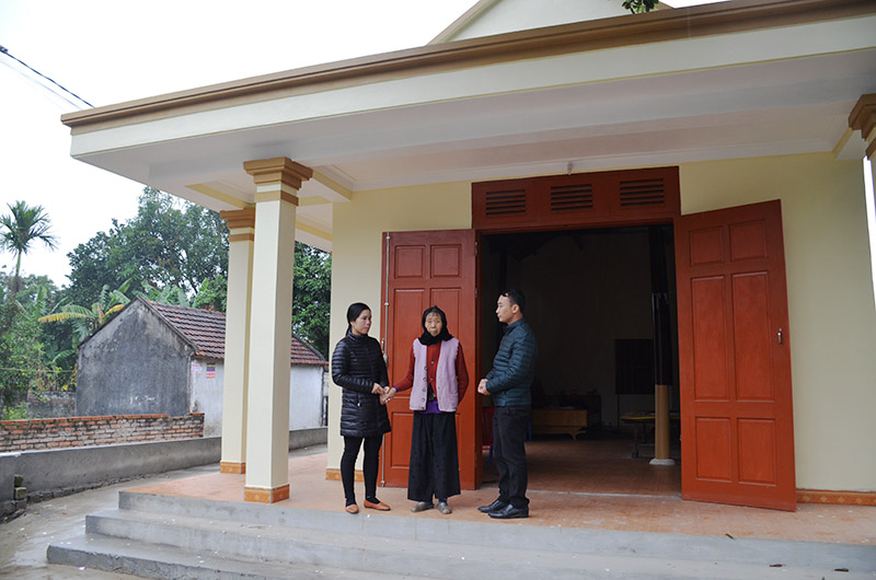 Cán bộ xã Sông Khoai và Phòng LĐ-TB và XH TX Quảng Yên thăm hỏi, động viên giai đình bà Vũ Thị Chắt. 