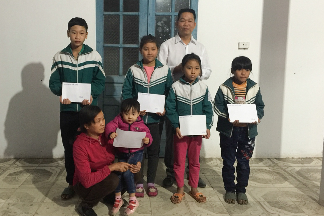 Anh Đinh Khắc Khương thăm hỏi, tặng học bổng cho các em nhỏ do anh đăng ký nhận đỡ đầu.