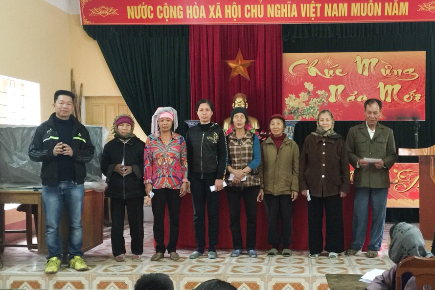 Anh Đinh Khắc Khương tham gia tặng quà cho các hộ nghèo trên địa bàn phường Phong Cốc (TX Quảng Yên) dịp năm mới.