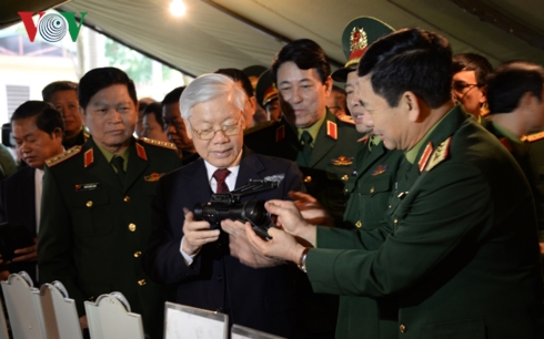 Tổng Bí thư, Chủ tịch nước tham quan khu trưng bày sản phẩm khoa học công nghệ của Quân đội
