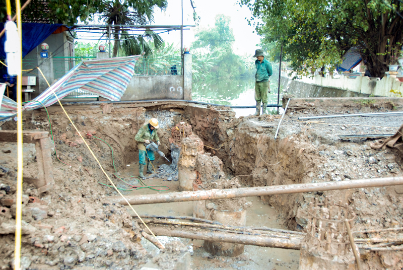 Công trình cống thoát nước thuộc Dự án cải tạo, nâng cấp Tỉnh lộ 338 đoạn Cầu Chanh – Phong Hải đang được khẩn trương thi công 