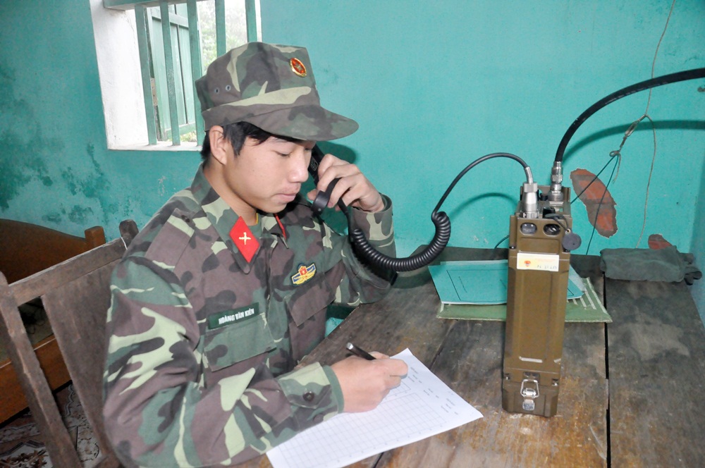 Chiến sĩ Hoàng Văn Kiên (20 tuổi), quê ở xã Thanh Lân, huyện Cô Tô, Trạm Thông tin Hồng Hải thực hiện nhiệm vụ thu điện thông tin từ các đơn vị biển đảo lân cận.
