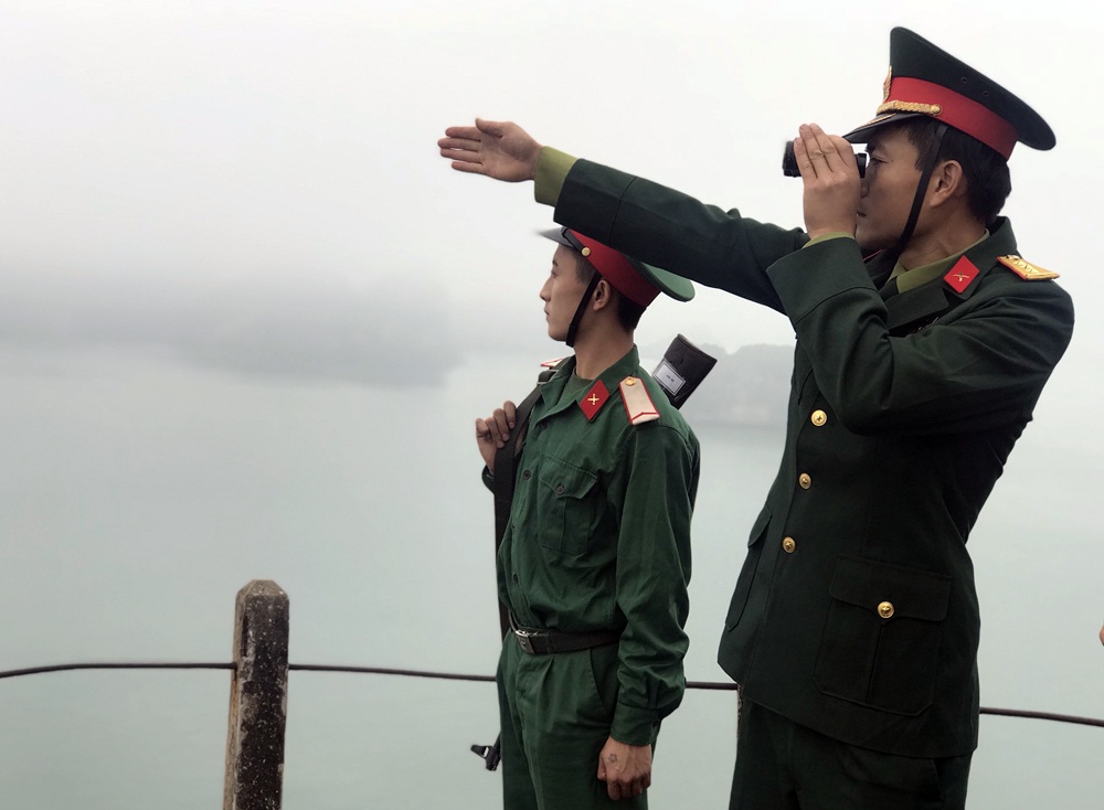 Thượng úy Bùi Minh Thảo, Trung đội trưởng Trung đội 14 Đảo Hòn Rồng, quan sát, nắm tình hình khu vực đơn vị quàn lý trên không, trên biển từ khu pháo đài ở đơn vị.