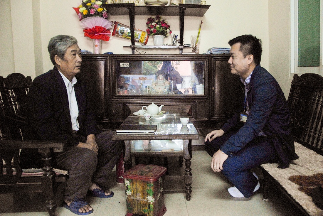 Ông Lê Xuân Bình, Bí thư chi bộ khu 5, phường Giếng Đáy (bên trái) báo cáo tình hình dư luận nhân dân khu phố với cán bộ phường.