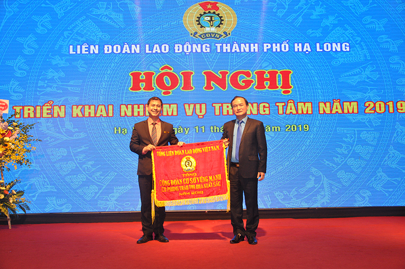 Công đoàn Công ty CP du lịch khách sạn Sài Gòn-Hạ Long được nhận cờ thi đua của Tổng LĐLĐ Việt Nam.