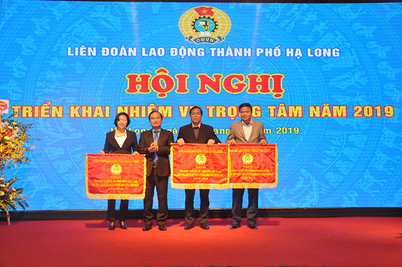 Đồng chí Trần Danh Chức, Chủ tịch LĐLĐ tỉnh tặng cờ thi đua của LĐLĐ tỉnh cho các tập thể có thành tích xuất sắc trong phong trào thi đua năm 2018.