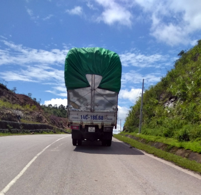 Những chiếc xe tải được cơi nới thành thùng hàng ngày chở hàng hóa từ Cửa khẩu Bắc Phong Sinh đến các kho hàng dọc Quốc lộ 18B và Quốc lộ 18A thuộc địa bàn các xã Quảng Đức, Quảng Thành (Hải Hà).