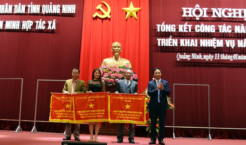 Đồng chí Đặng Huy Hậu, Phó Chủ tịch Thường trực UBND tỉnh tặng Cờ dẫn đầu phong trào thi đua của UBND tỉnh cho các HTX có thành tích xuất sắc trong năm 2018.