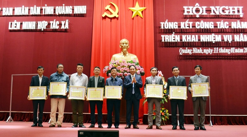 Phó Chủ tịch Thường trực UBND tỉnh Đặng Huy Hậu tặng Bằng khen của UBND tỉnh cho tập thể, cá nhân có thành tích xuất sắc trong phong trào thi đua 