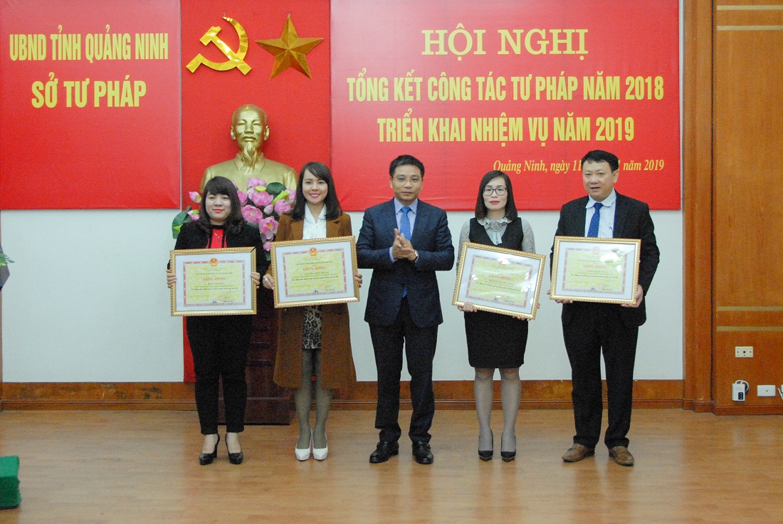 Đồng chí Nguyễn Văn Thắng trao bằng khen của Chủ tịch UBND tỉnh cho các tập thể, cá nhân thuộc Sở Tư pháp.