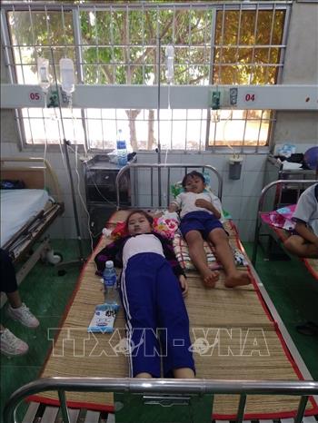 Các em học sinh đang điều trị tại Bệnh viện đa khoa huyện Trần Văn Thời.