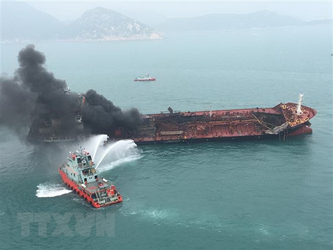 Tàu chở dầu Aulac Fortune thuộc Công ty cổ phần Âu Lạc  phát nổ và bốc cháy. (Nguồn: AFP/TTXVN)