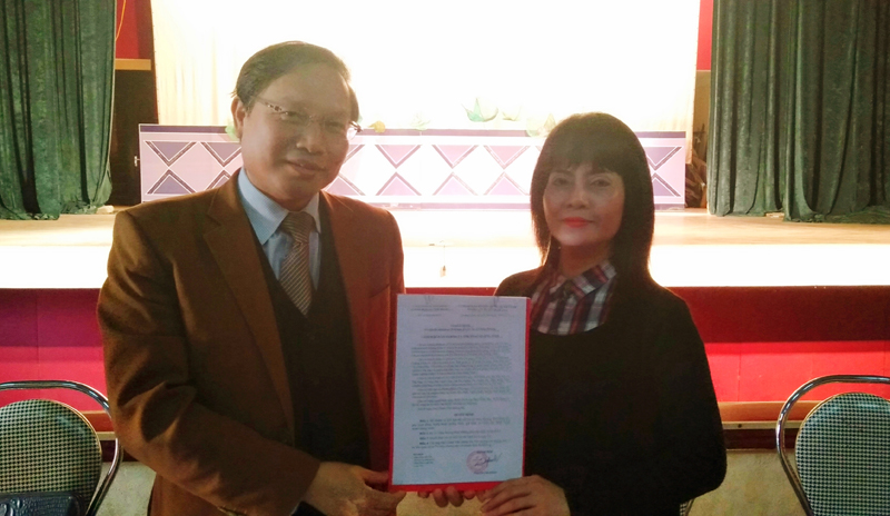Lãnh đạo Sở Văn hóa và Thể thao trao Quyết định cho đồng chí Từ Diệu Hương.
