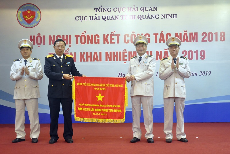 Thừa ủy quyền của Thủ tướng Chính phủ, đồng chí Nguyễn Văn Cẩn, Tổng cục trưởng Tổng cục Hải quan trao tặng cờ thi đua của Chính phủ cho CBCC Cục Hải quan Quảng Ninh.