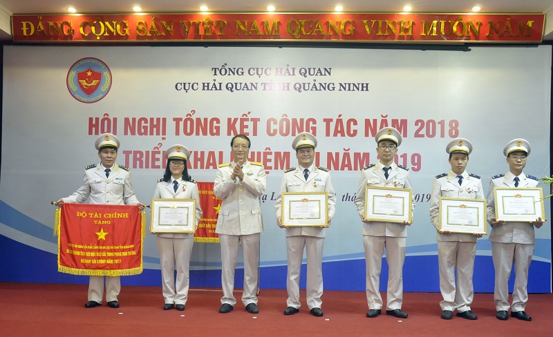 Phó Tổng cục Hải quan trao tặng cờ thi đua của Bộ Tài chính cho CBCC Chi cục Hải quan cửa khẩu cảng Hòn Gai và bằng khen cho các cá nhân.