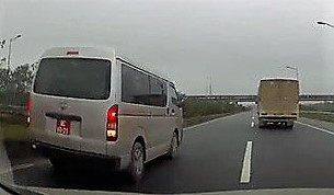 Xe quân sự lùi trên cao tốc. Ảnh: Thái Nguyễn Hưng.