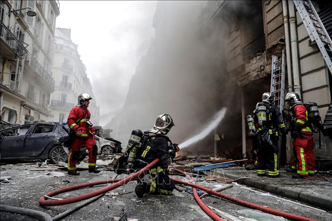 Lính cứu hỏa nỗ lực dập lửa tại hiện trường vụ nổ ở trung tâm Paris, Pháp ngày 12/1/2019. Ảnh: AFP/TTXVN