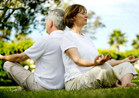 Ngồi thiền, tâp yoga làm giúp thư giãn, làm giảm triệu chứng của CFS.